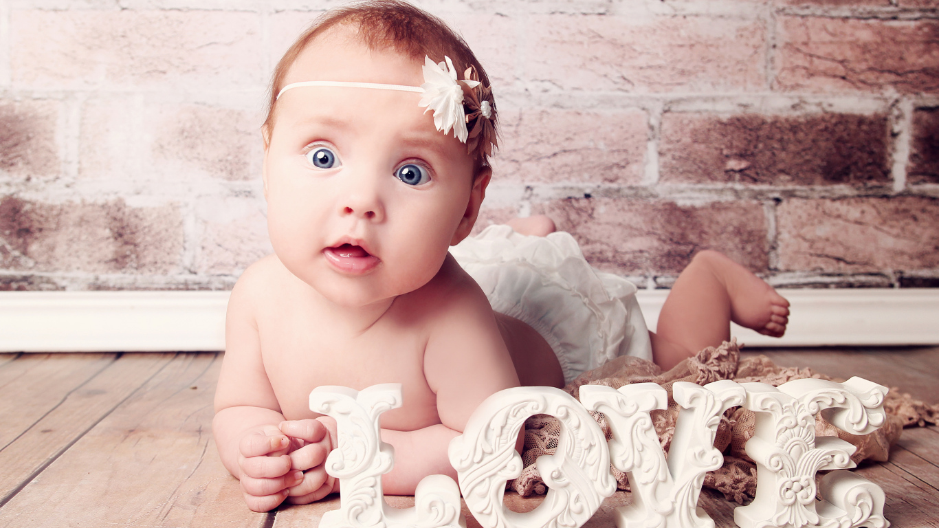 Милый голубоглазый ребенок с надписью любовь 