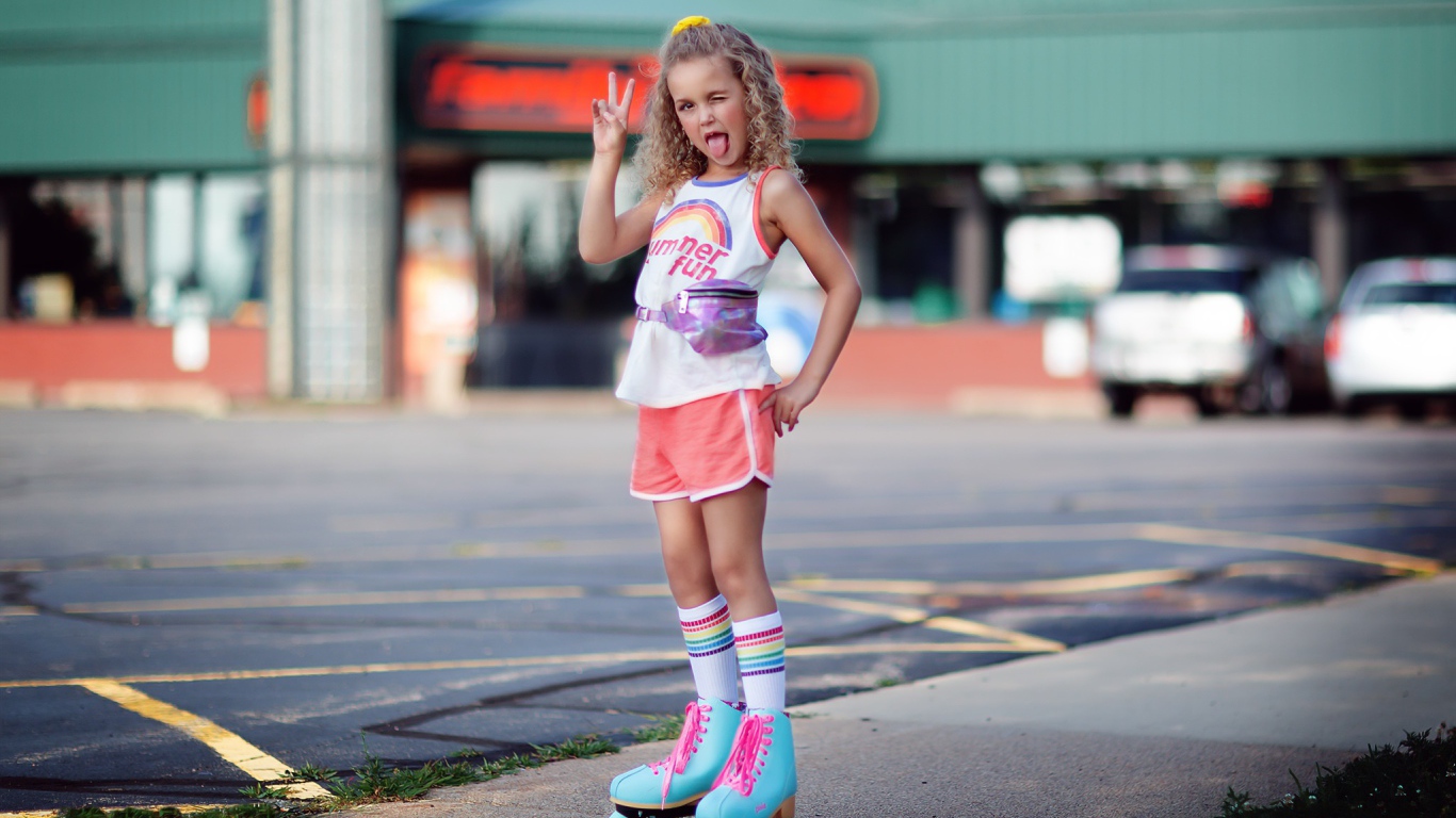 Модная маленькая девочка на роликах 