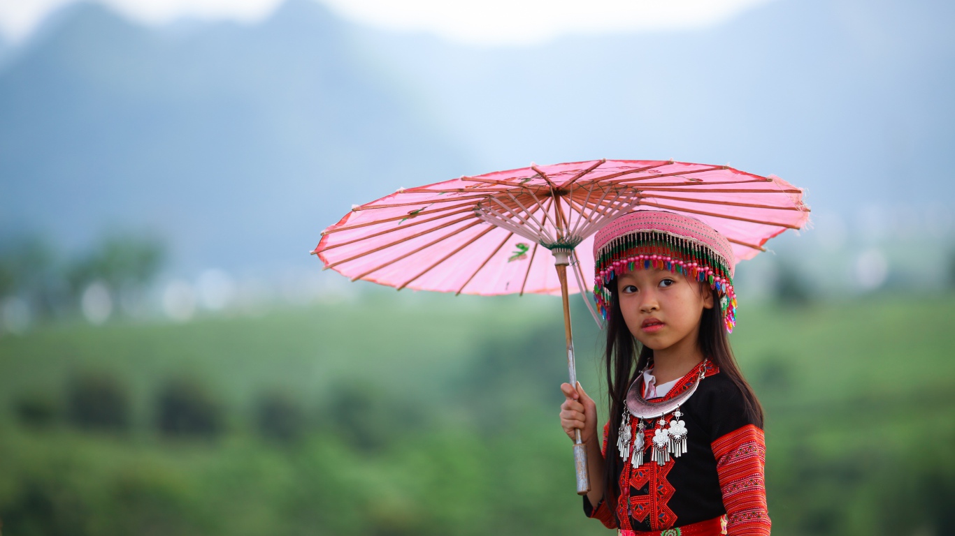 Маленькая девочка азиатка с розовым зонтом