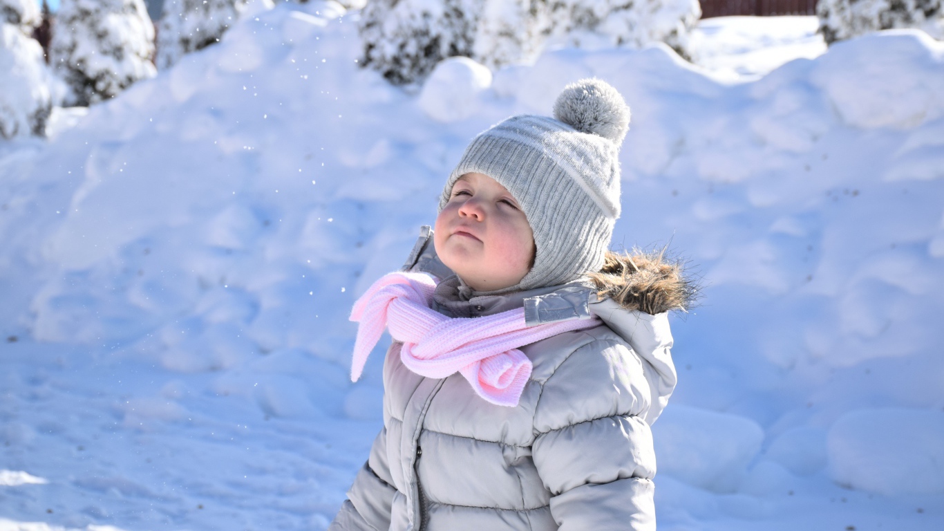 Маленькая девочка наслаждается зимой 