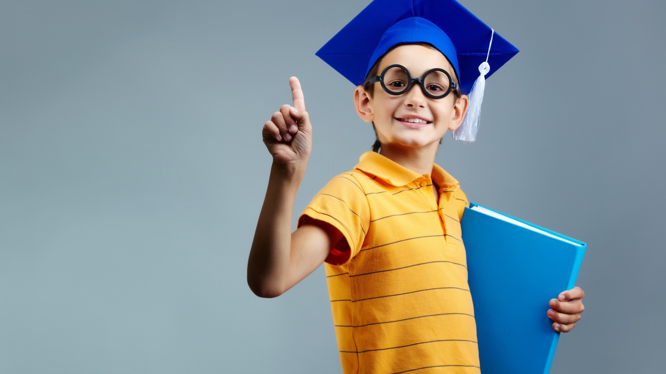 Маленький ученый мальчик с книгой в руке 