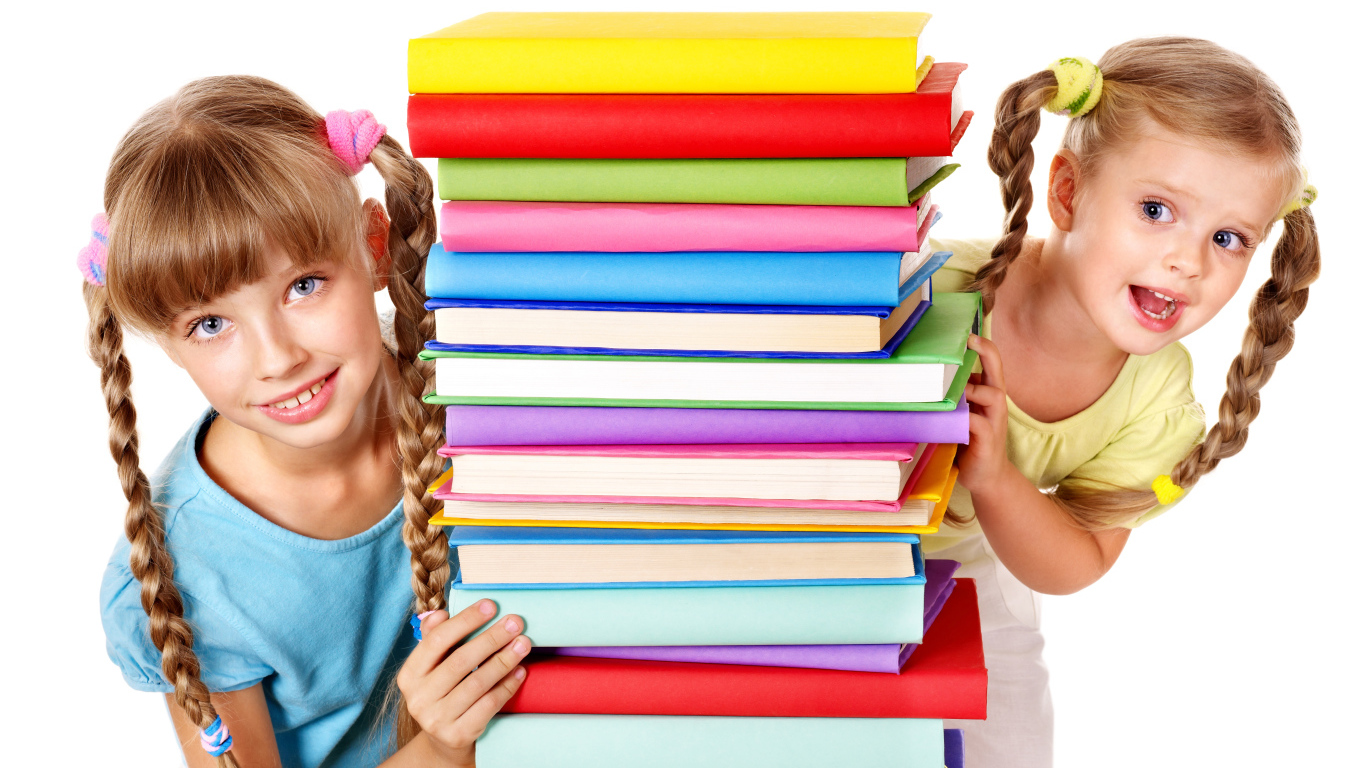 Две маленькие девочки с разноцветными книгами на белом фоне