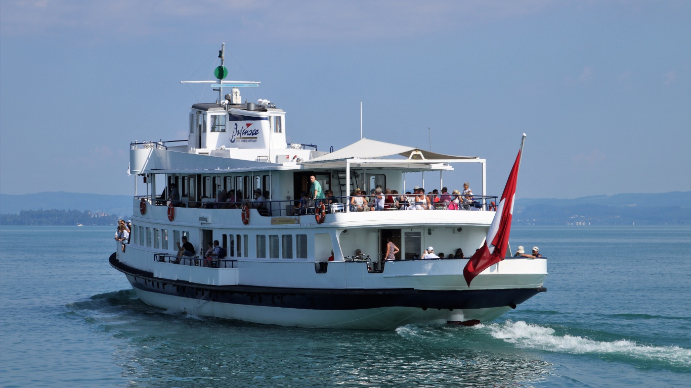 Круизный теплоход плывет по воде 