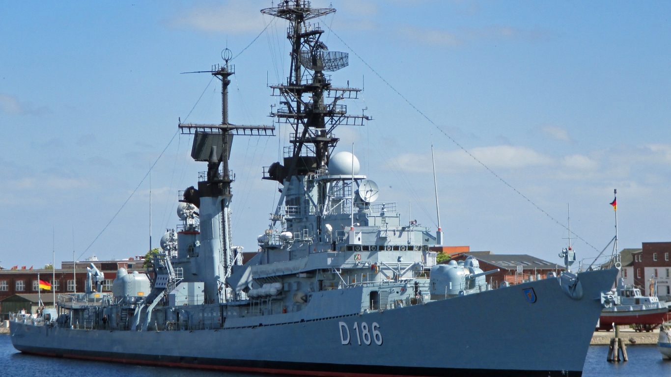 Эскадренный миноносец выходит в море