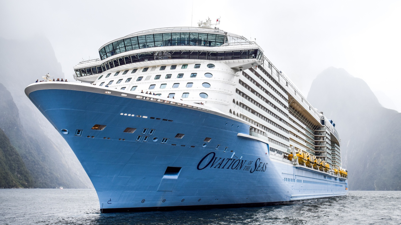 Большой круизный лайнер Ovation of the Seas заплывает в фьорд 