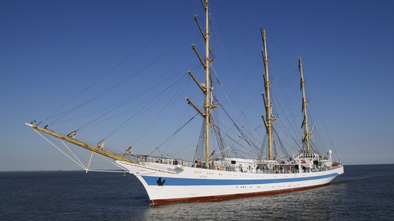 Большой корабль с опущенными парусами в море 