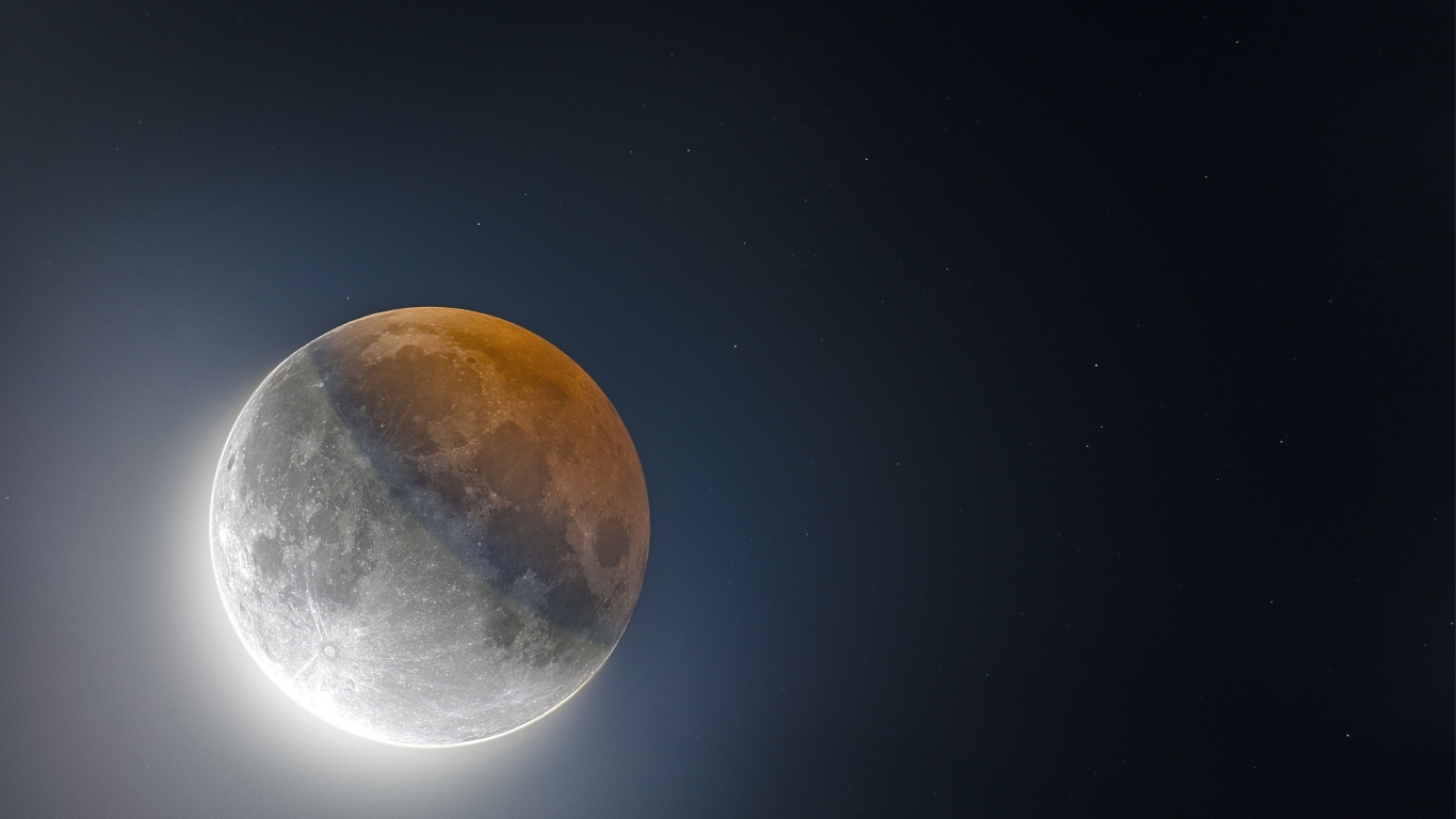 Большая желтая луна в черном небе 