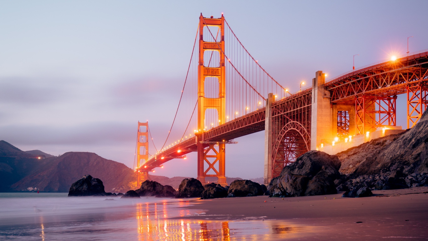 Мост Золотые Ворота в свете фонарей вечером