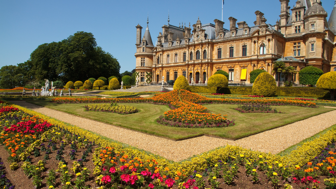 Красивый дворец Поместье Уоддесдон с цветами на клумбах
