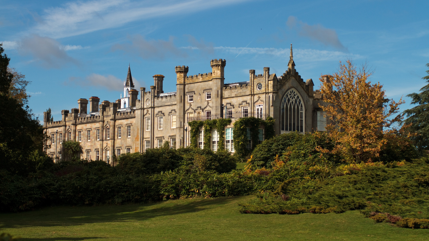 Красивый старинный замок в  Шеффилд парке, Англия