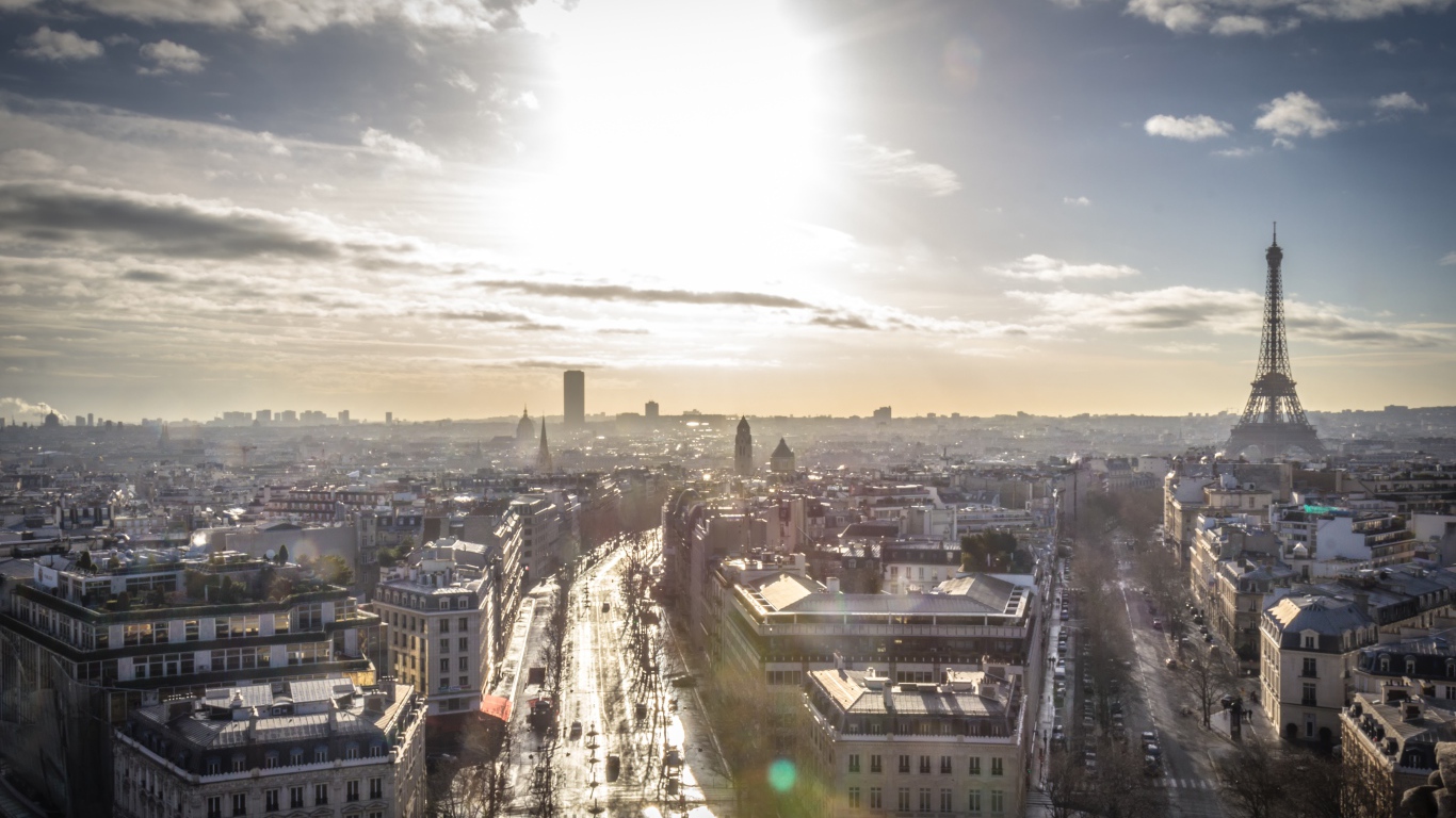 Вид на красивый город Париж на рассвете 