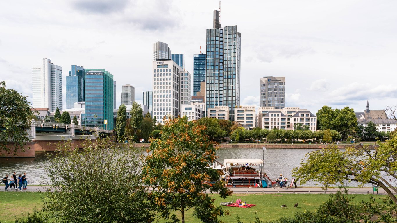 Красивый вид на небоскребы у реки, Германия 