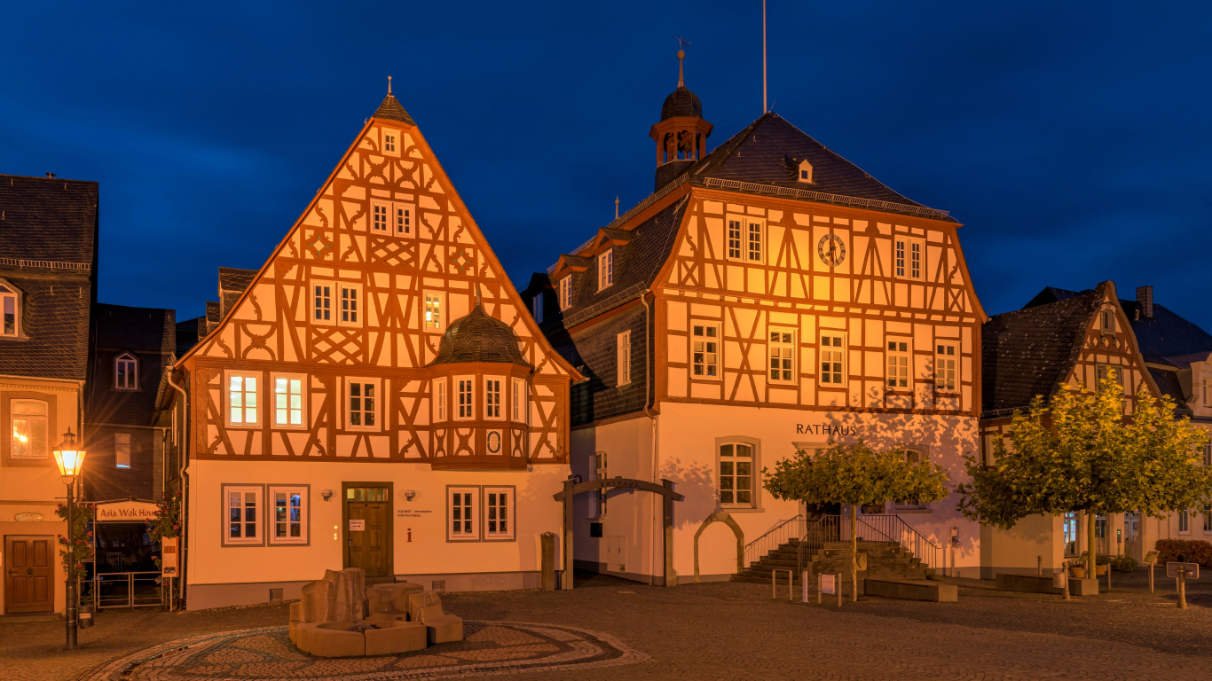 Дома на ночной улице в городе Кирхберг, Германия