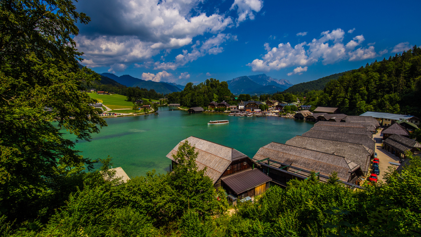 Дома на берегу озера под голубым небом, Германия