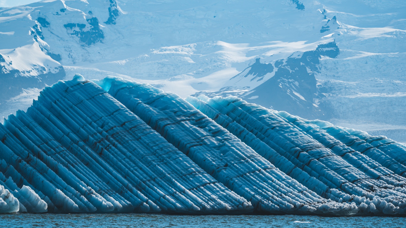 Большой голубой ледник и заснеженные горы Исландии