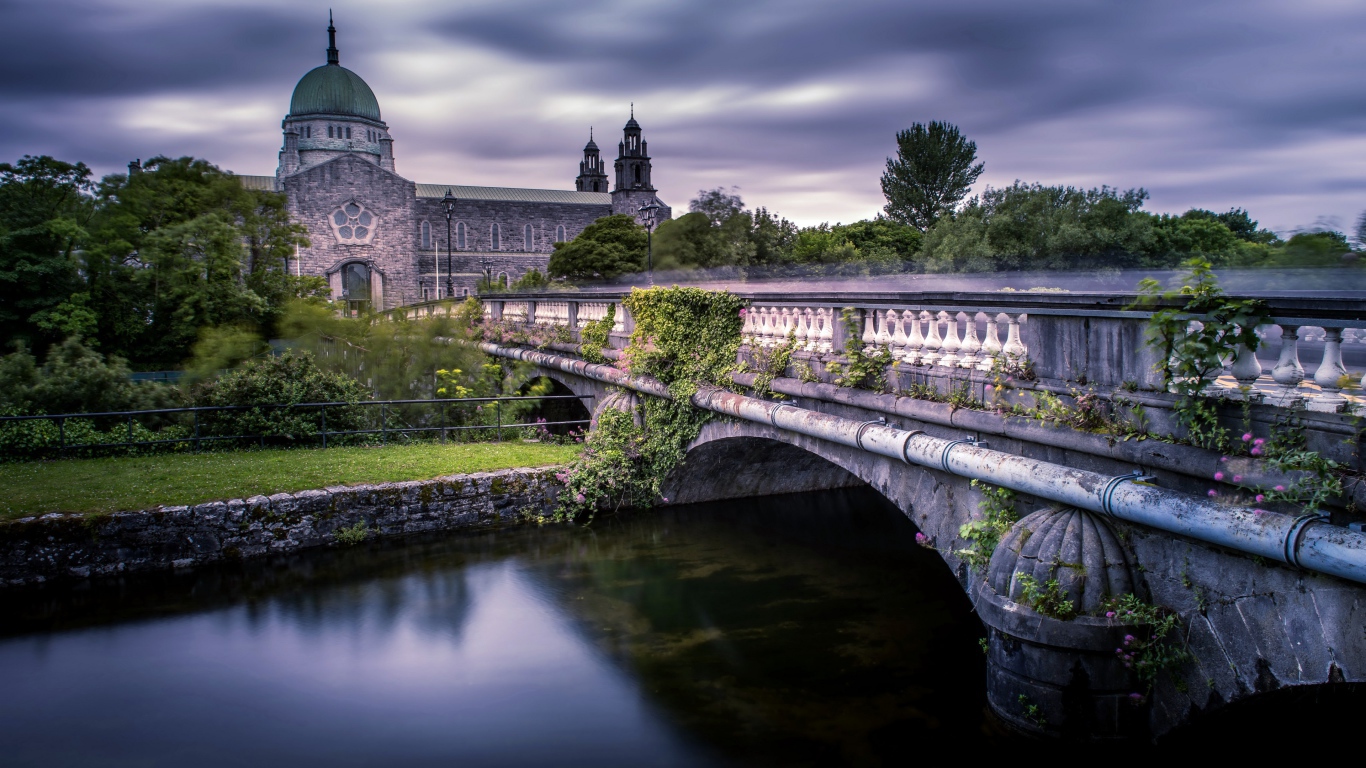Старинный мост через реку ведет к собору, Ирландия