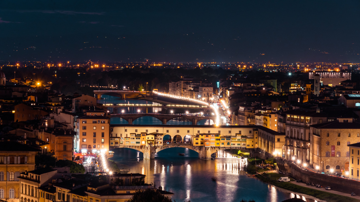 Красивая ночная река у города, Флоренция. Италия