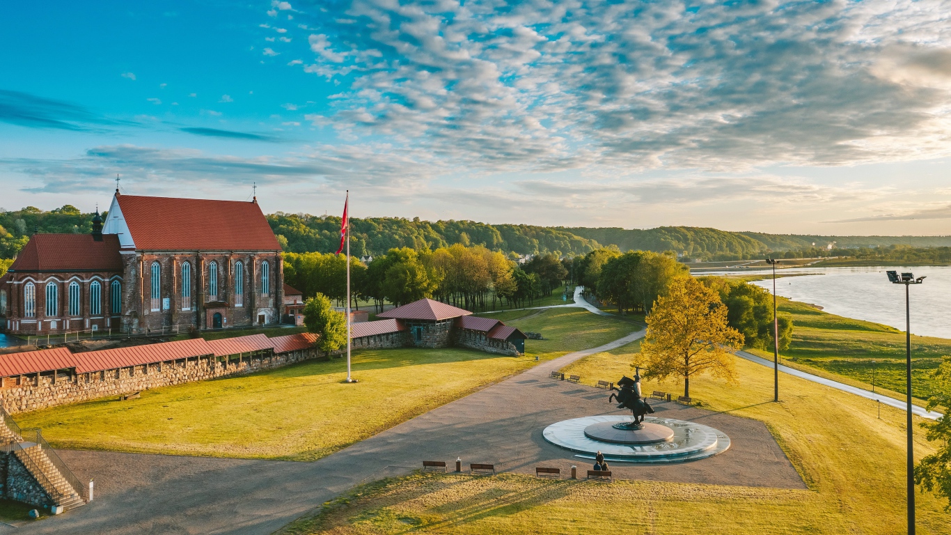 Памятник у старого здания у реки, Литва 