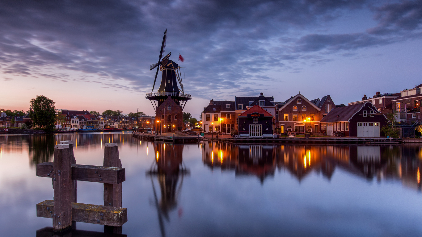 Красивый вечерний вид на город у реки, Нидерланды 