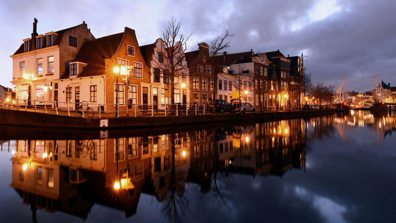 Дома на берегу канала вечером, Нидерланды 