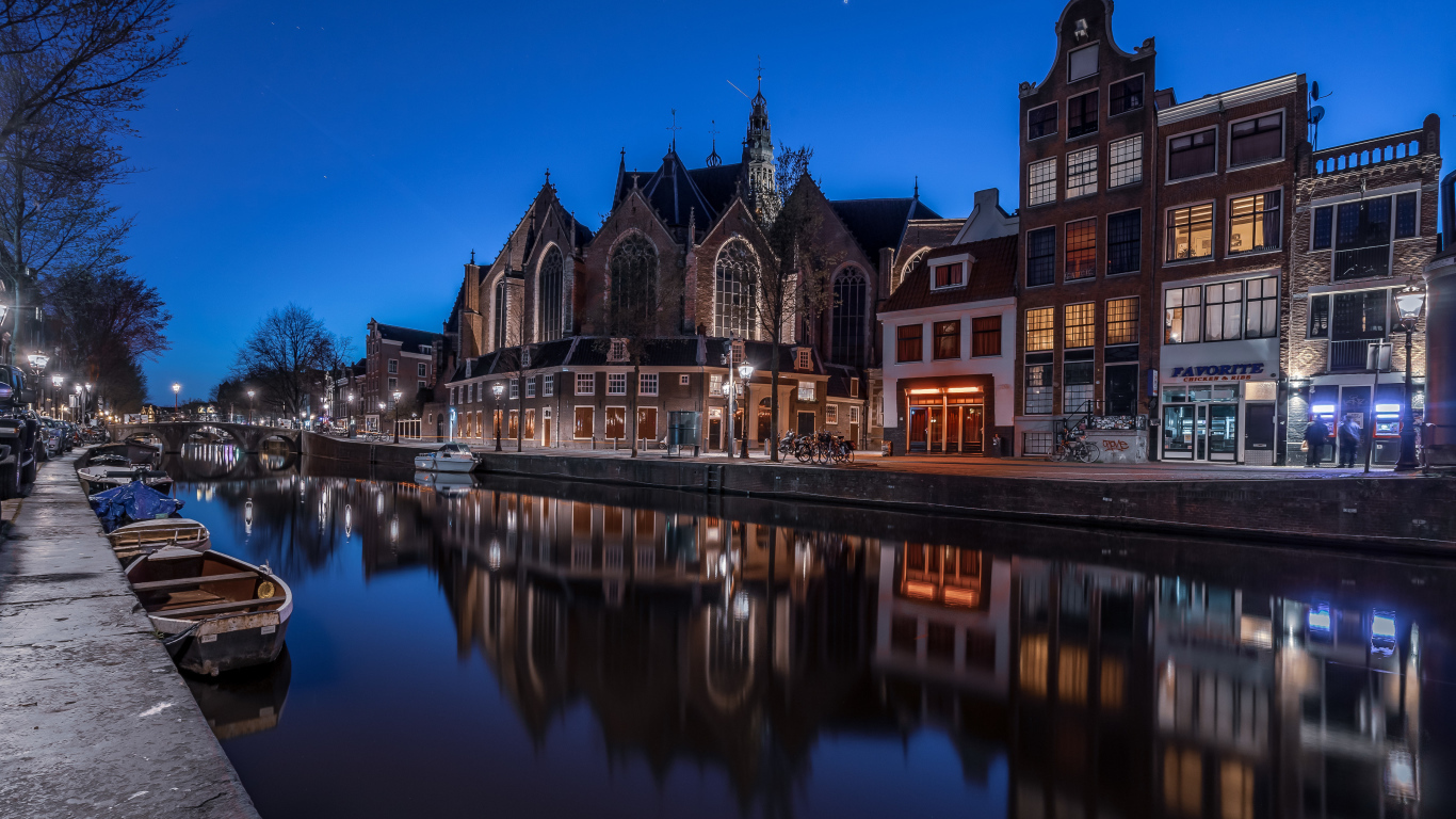 Дома отражаются в воде канала ночью, Нидерланды 