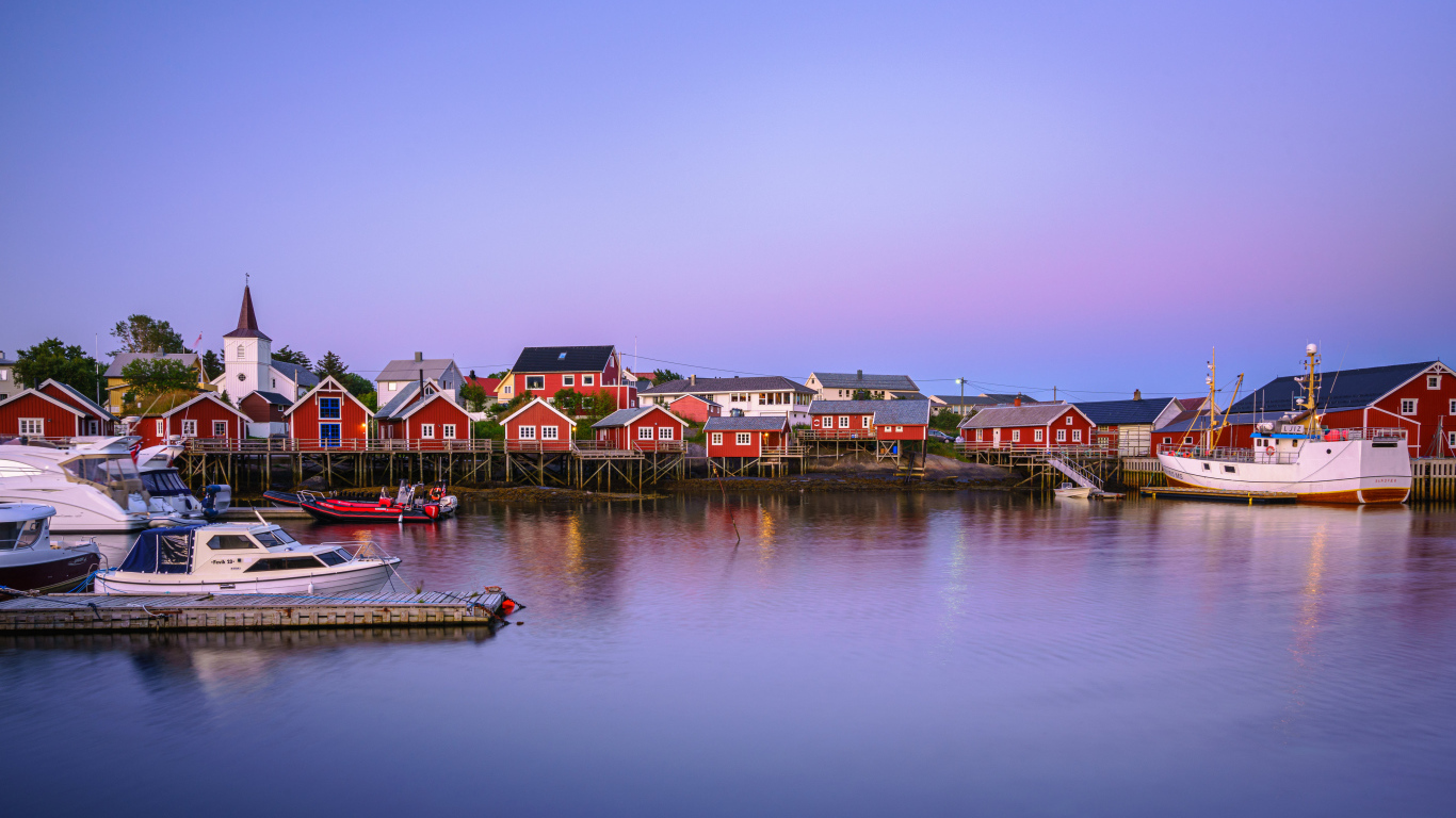 Красные дома на сваях на берегу залива, Норвегия 