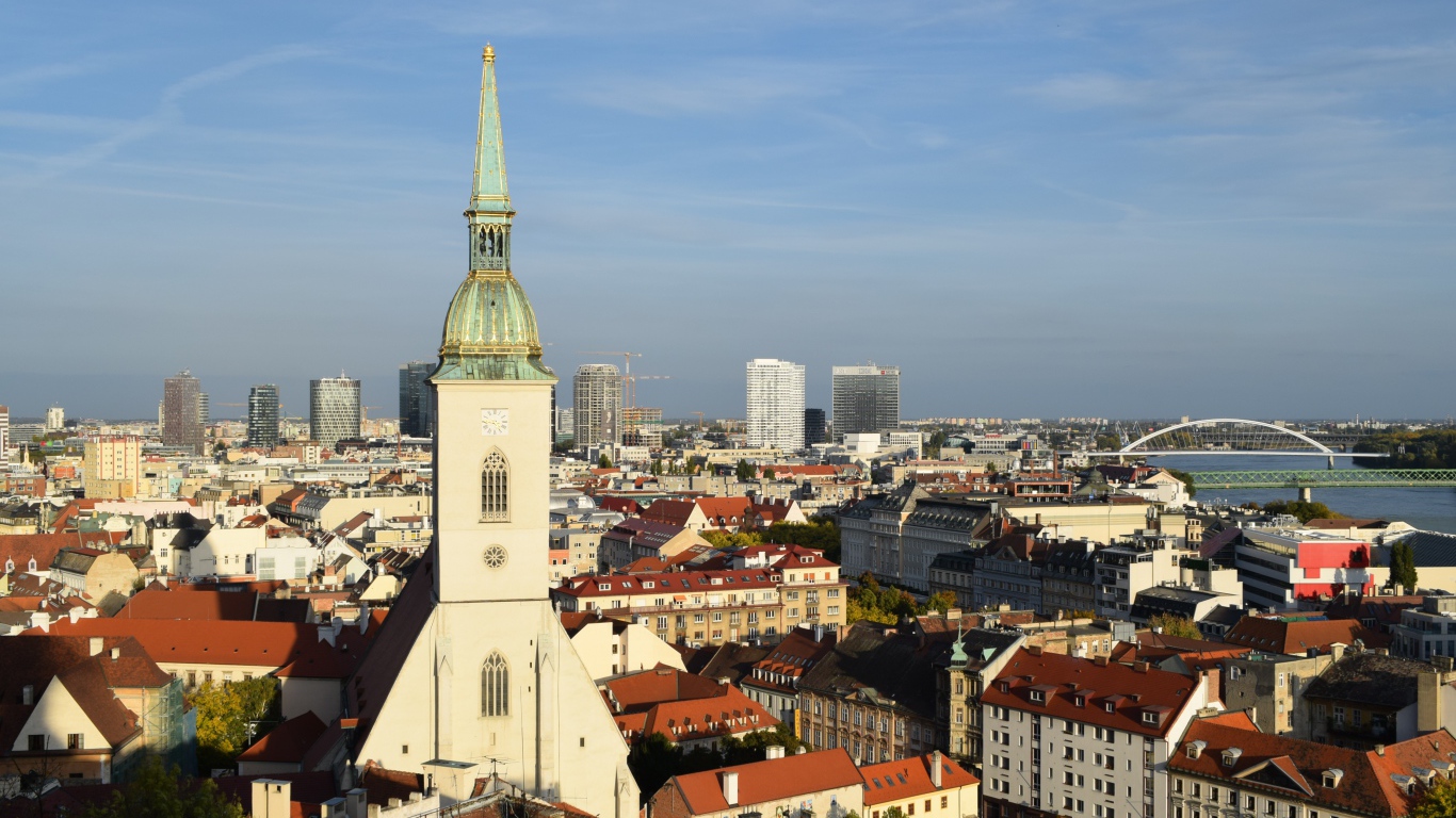 Вид на старый собор и город Братислава, Словакия  