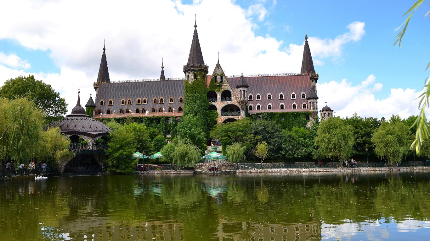 Красивый сказочный замок Равадиново у воды, Болгария