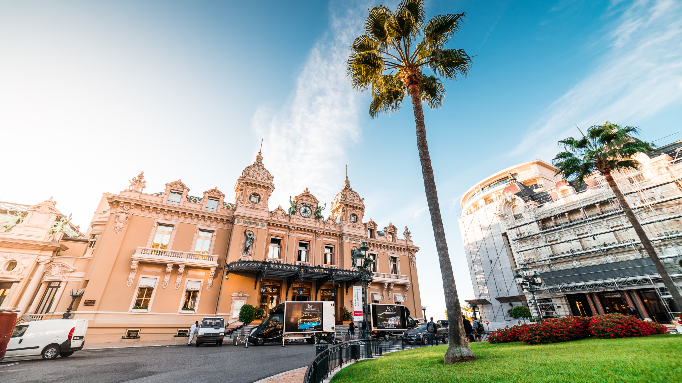 Центр города Монте Карло под голубым небом, Монако