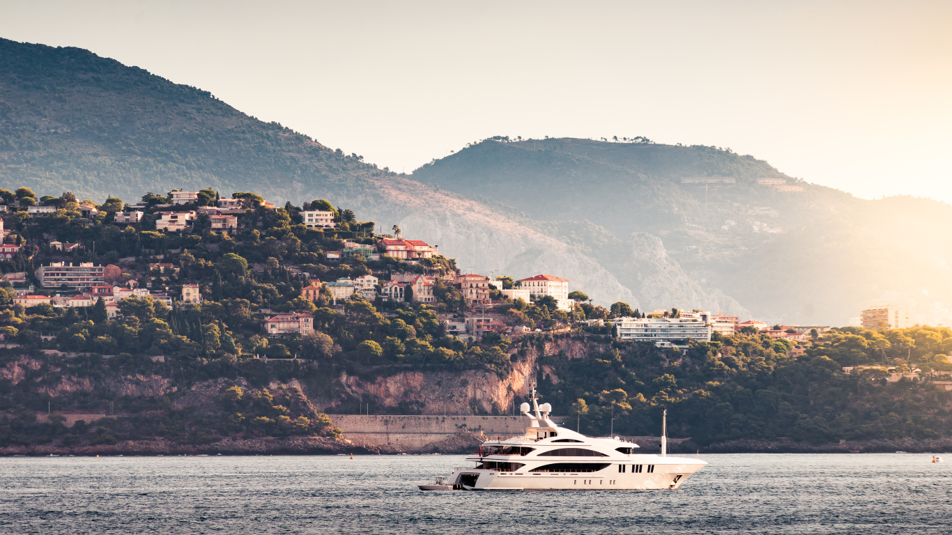 Белая яхта в море на фоне города Монте Карло, Монако