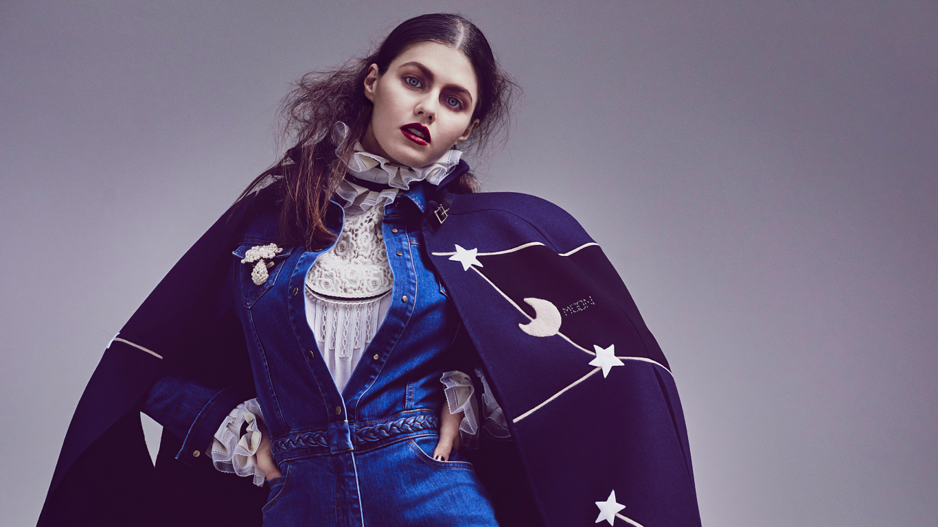 Актриса Александра Даддарио в накидке на сером фоне