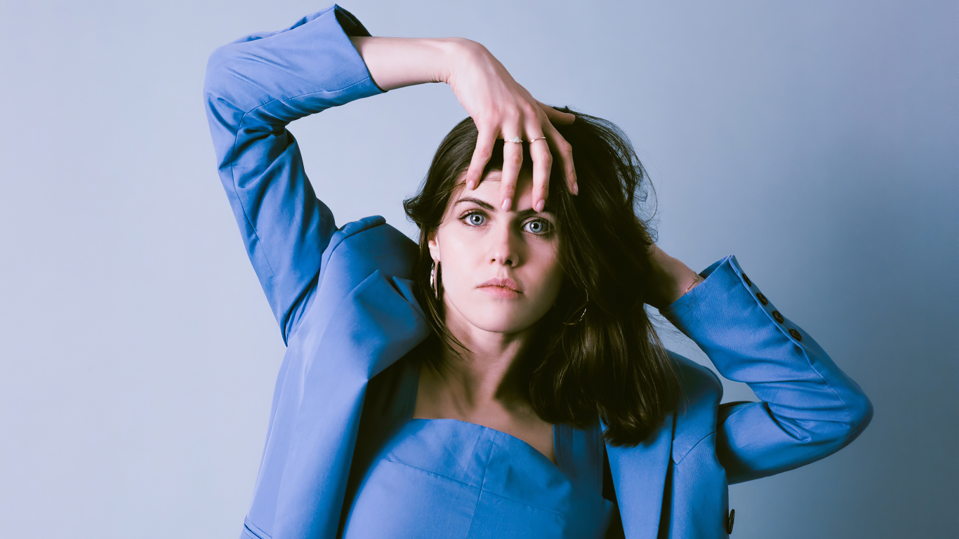 Актриса Александра Даддарио в пиджаке на сером фоне