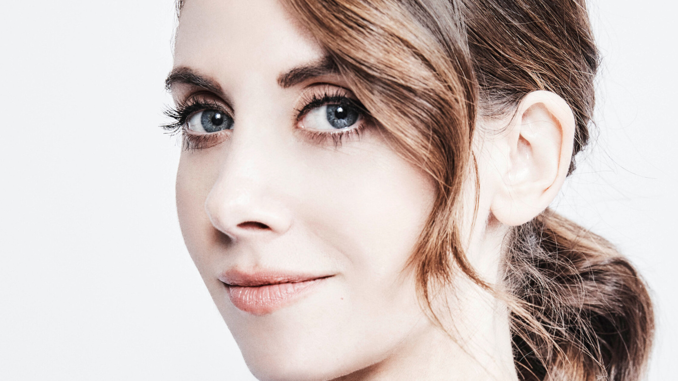 Актриса Элисон Бри лицо крупным планом