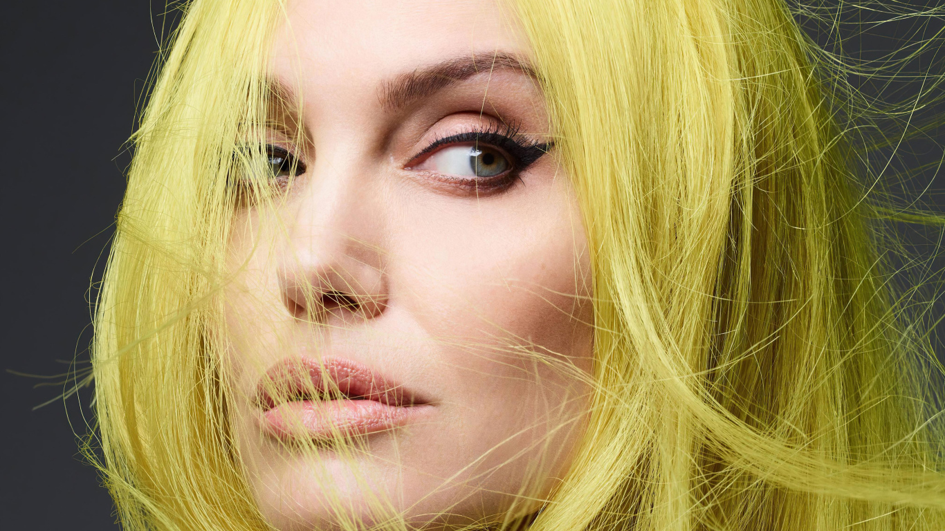 Актриса Анджелина Джоли с белыми волосами 