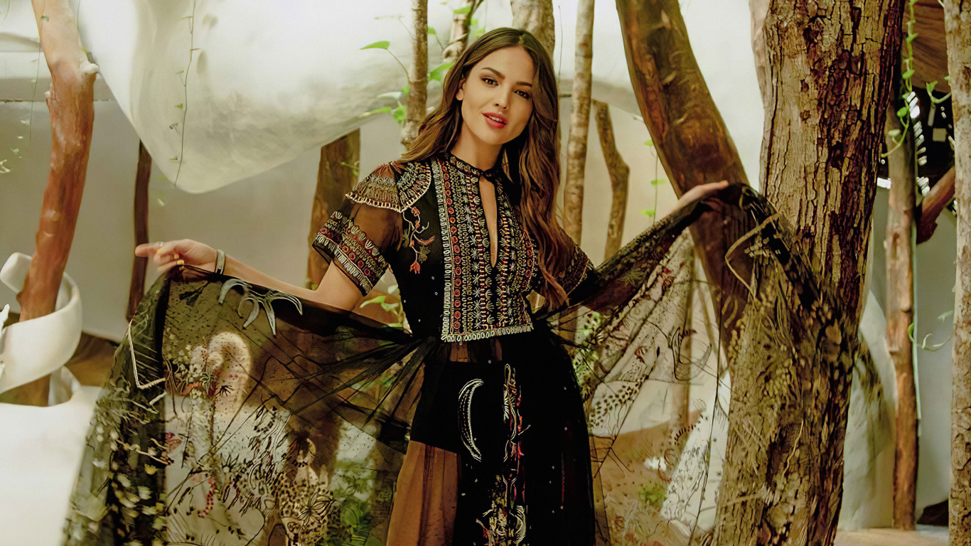 Актриса Эйса Гонсалес в красивом платье у дерева