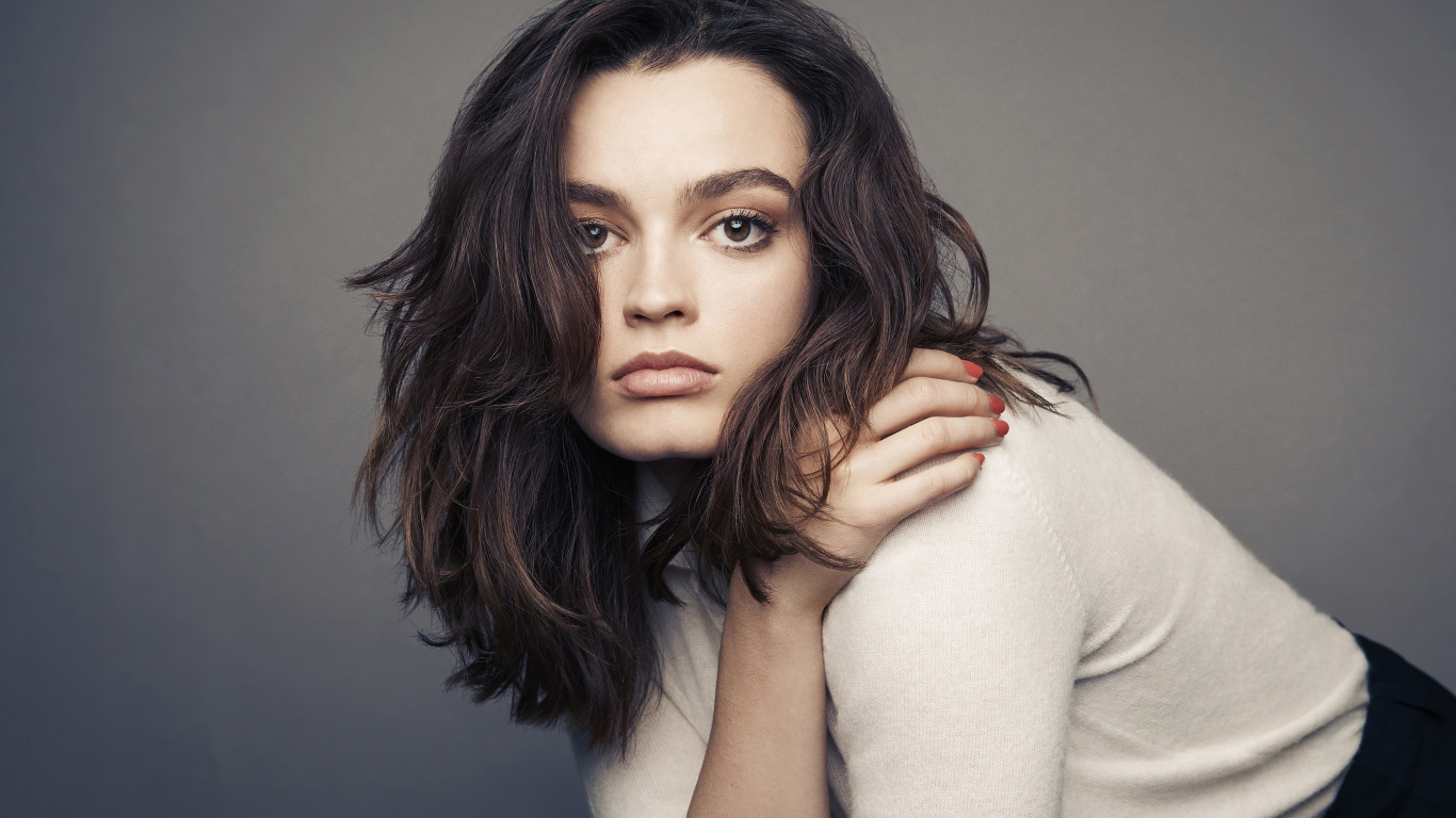 Актриса Эмма Маккей на сером фоне