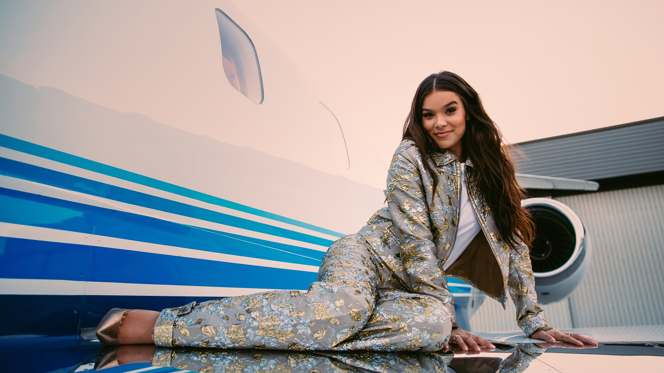 Актриса Хейли Стейнфилд в костюме лежит на крыле самолета