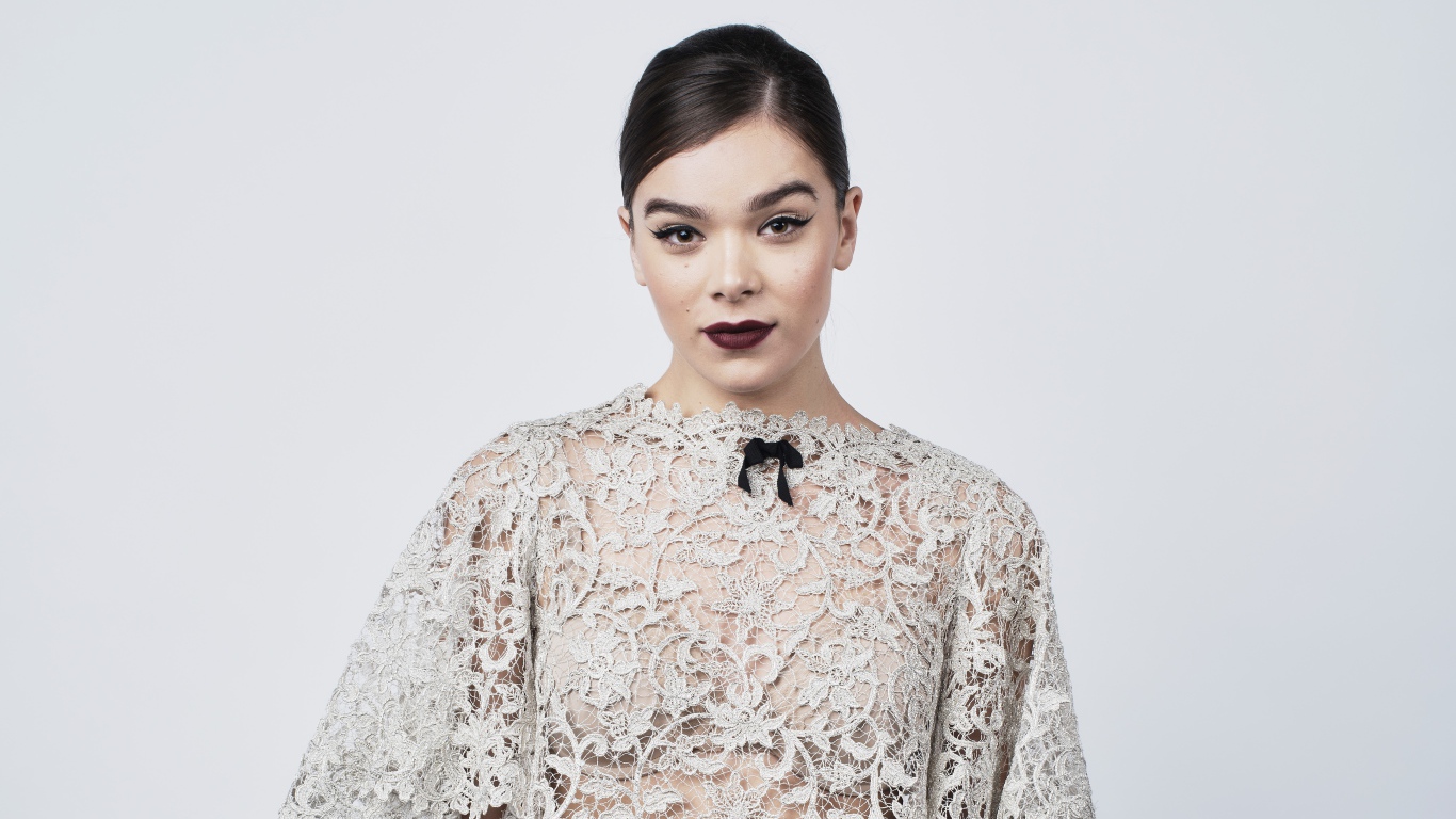 Актриса Хейли Стейнфилд в белом кружевном платье 