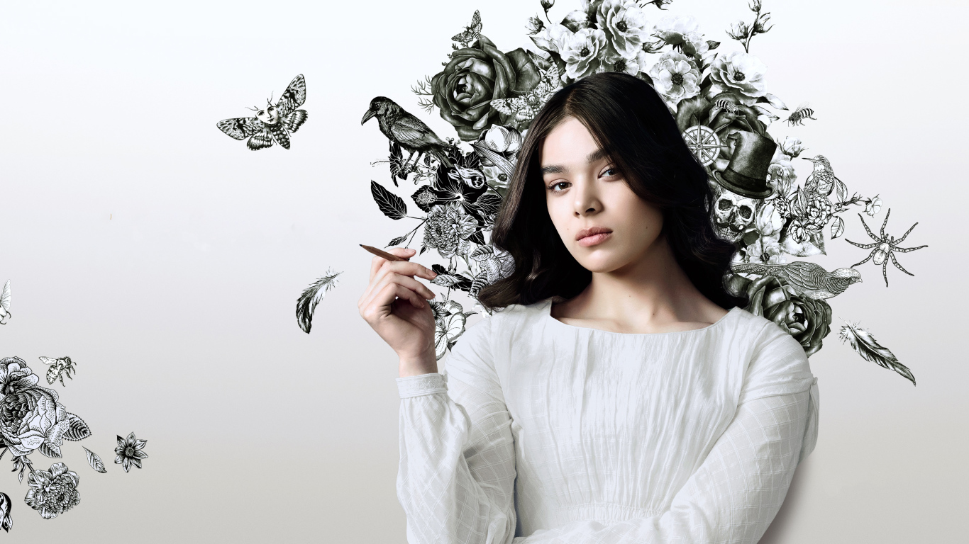 Актриса Хейли Стейнфилд на фоне рисунка на стене