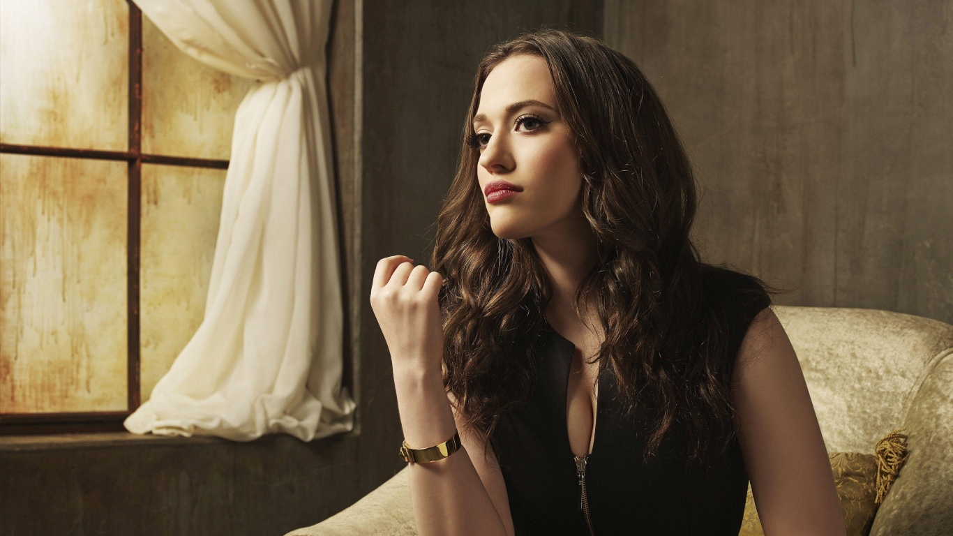 Актриса Кэт Деннингс в черном наряде в кресле