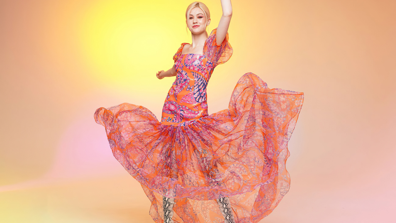 Актриса Кэтрин Макнамара в красивом платье на розовом фоне