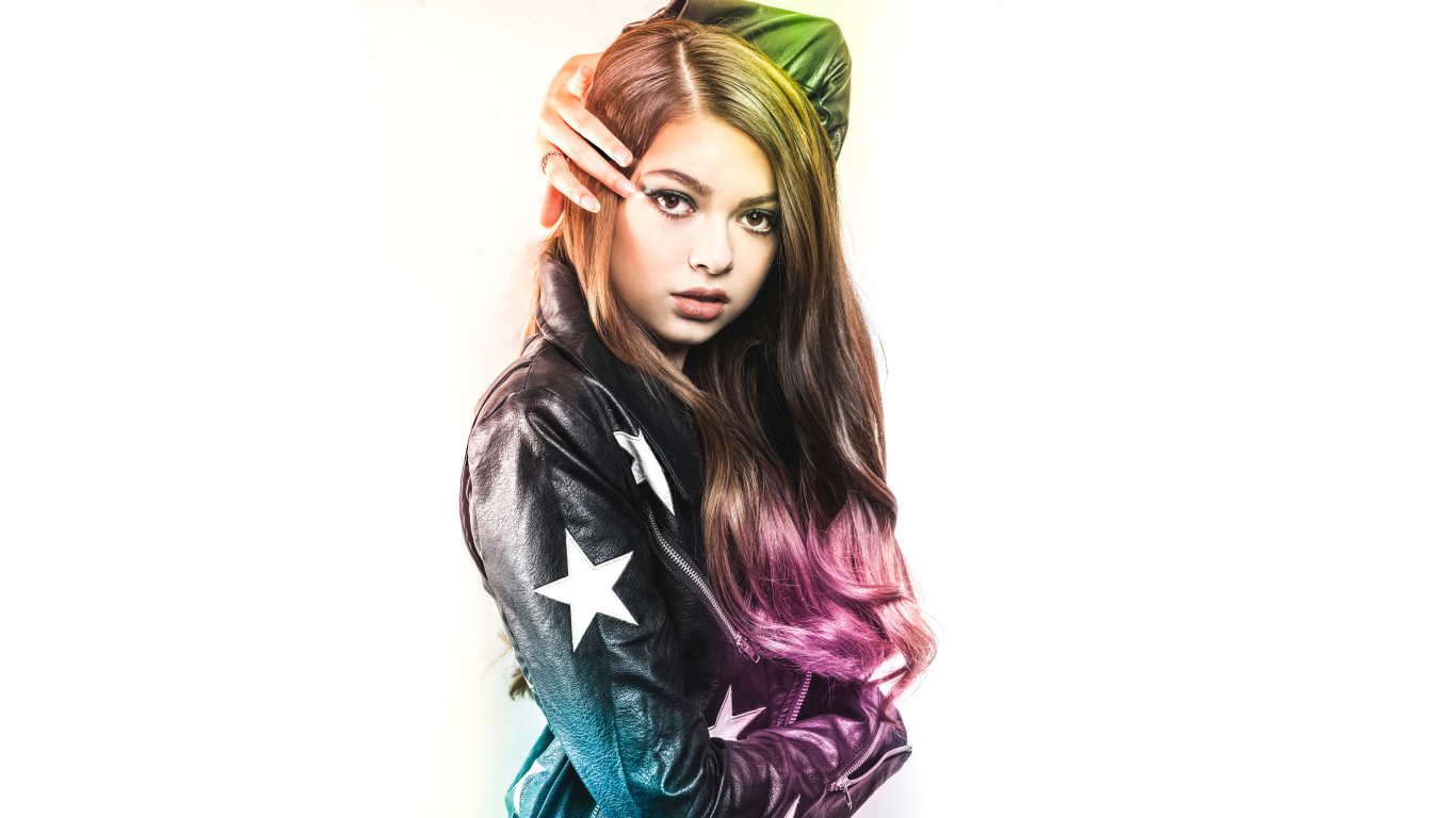 Актриса Никки Хан в черной куртке на белом фоне