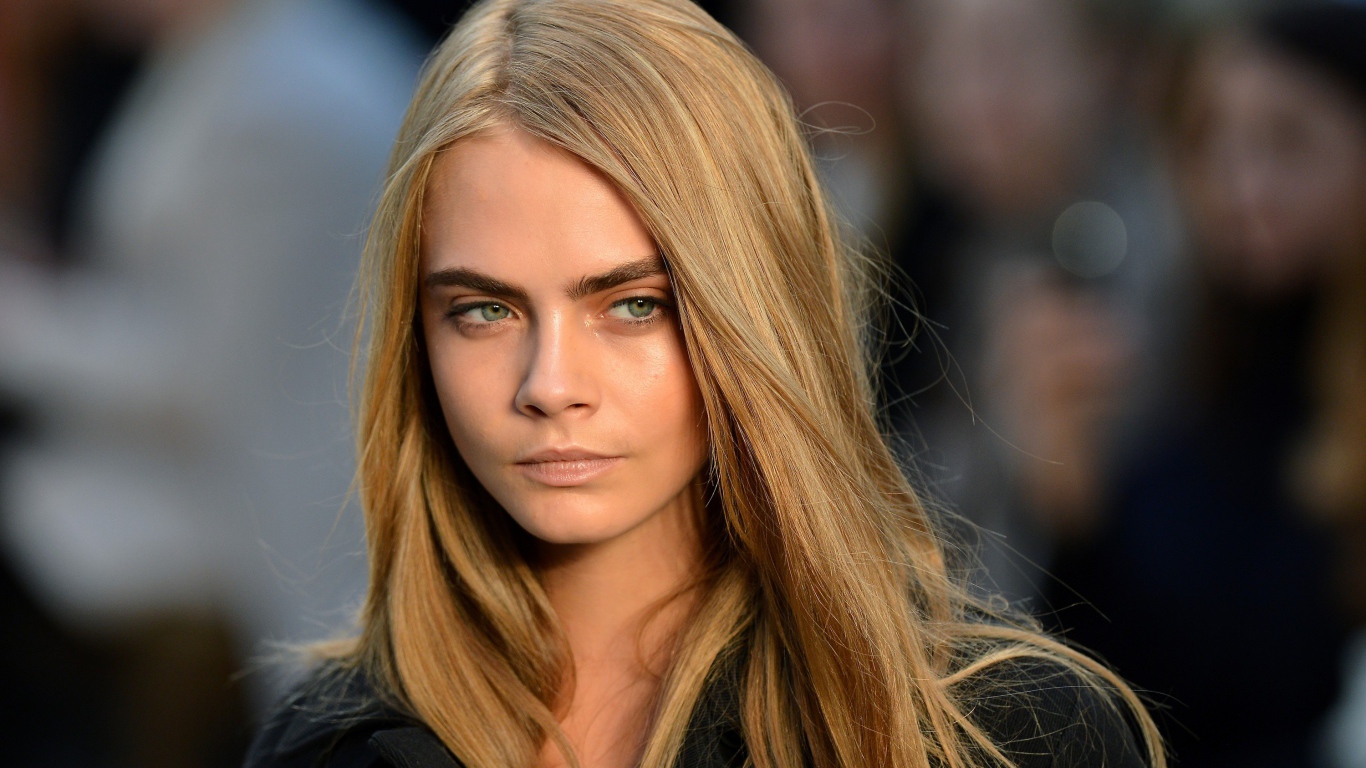 Актриса, блондинка Кара Делевинь с задумчивым взглядом