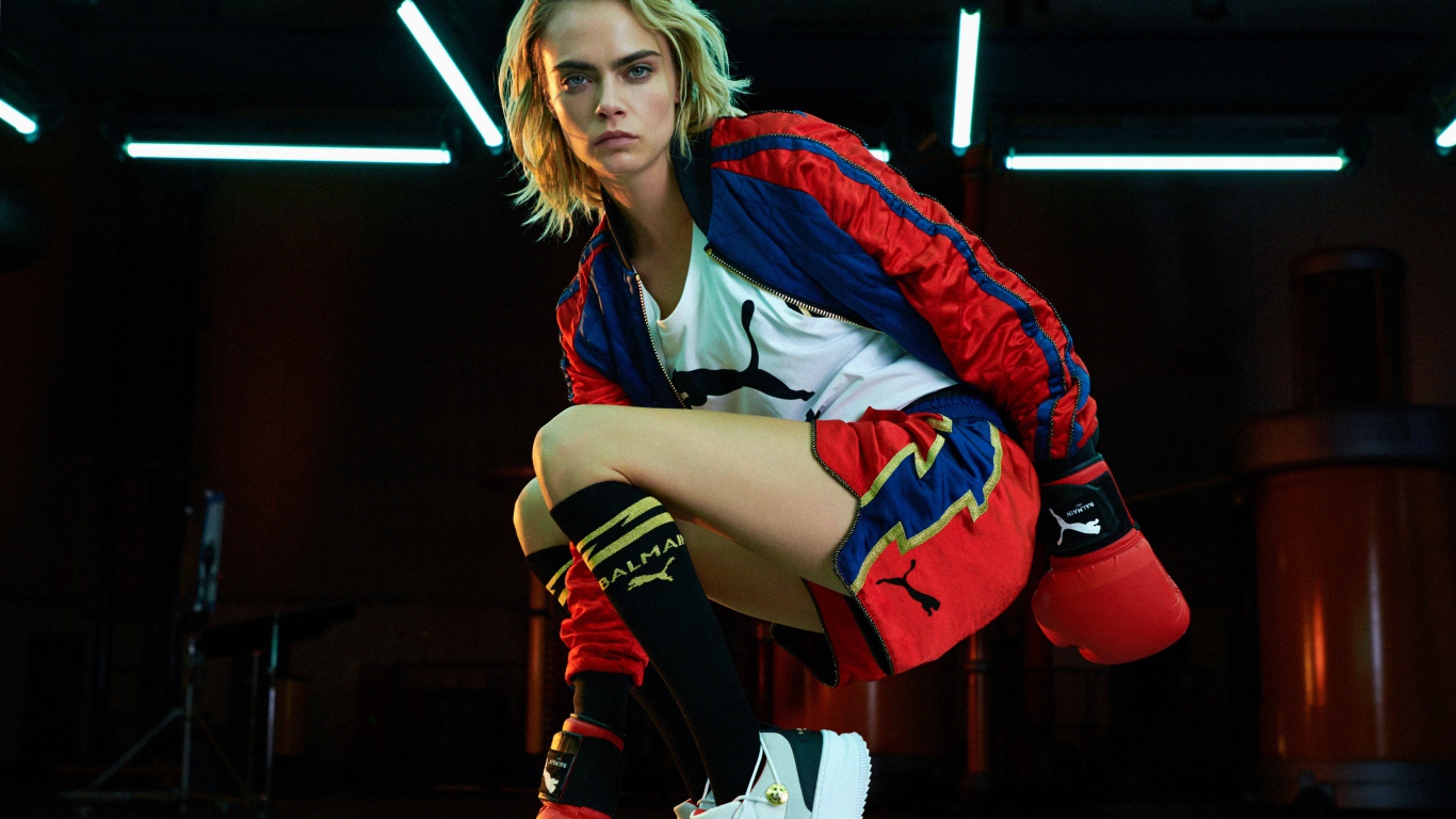 Актриса и модель Кара Делевинь в боксерских перчатках