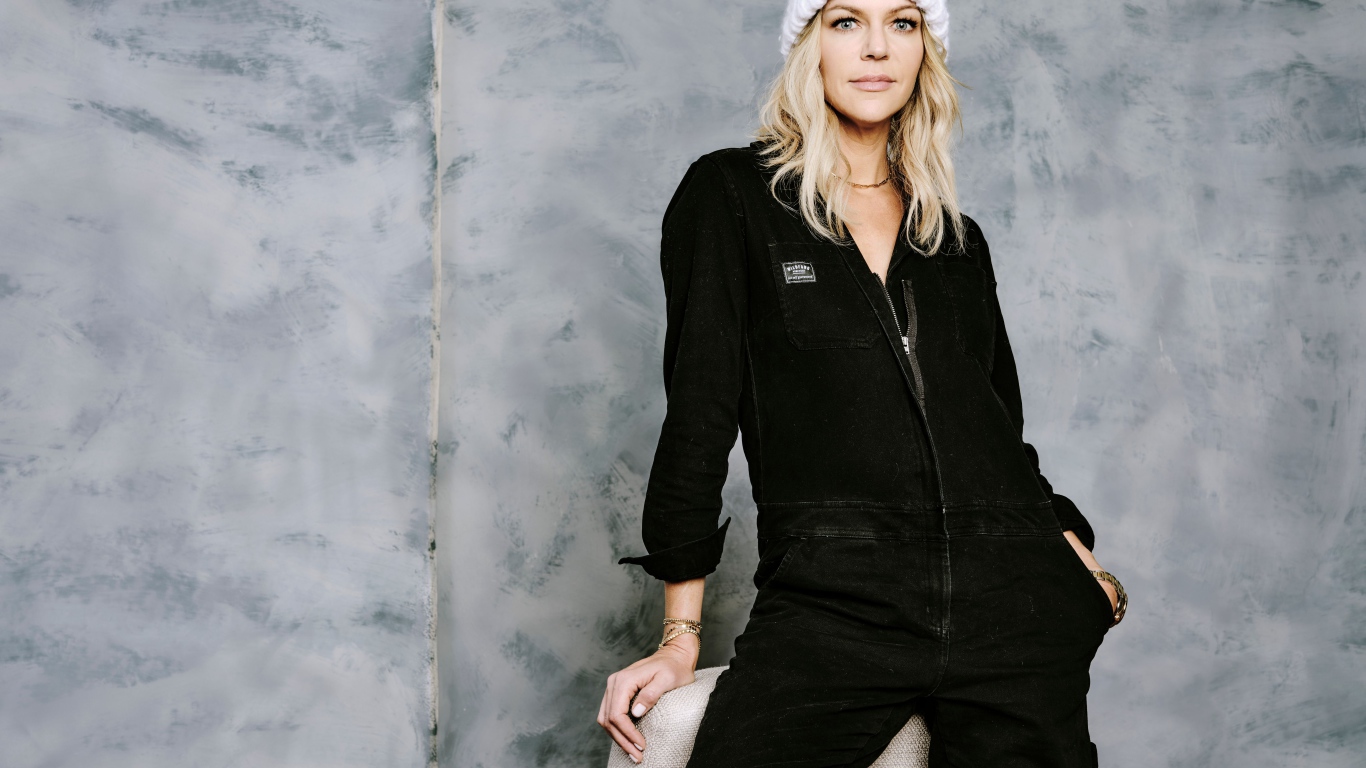 Американская актриса Кейтлин Олсон  в черном костюме