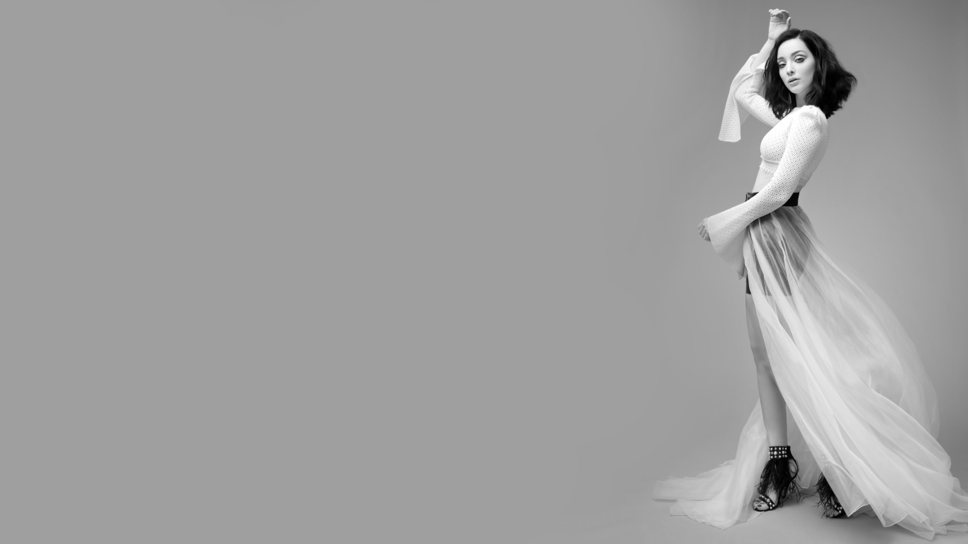 Американская актриса Эмма Дюмон в белом платье на сером фоне