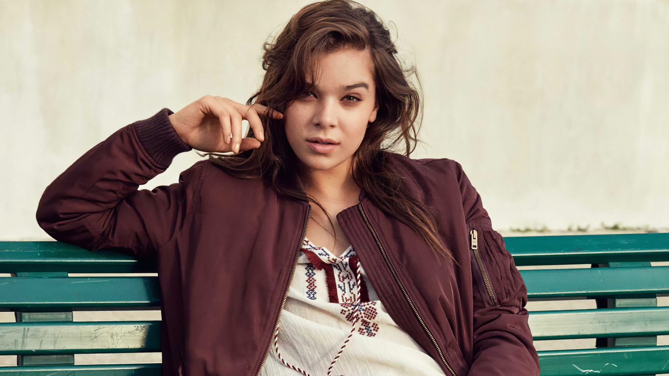 Американская актриса Хейли Стейнфилд сидит на лавке