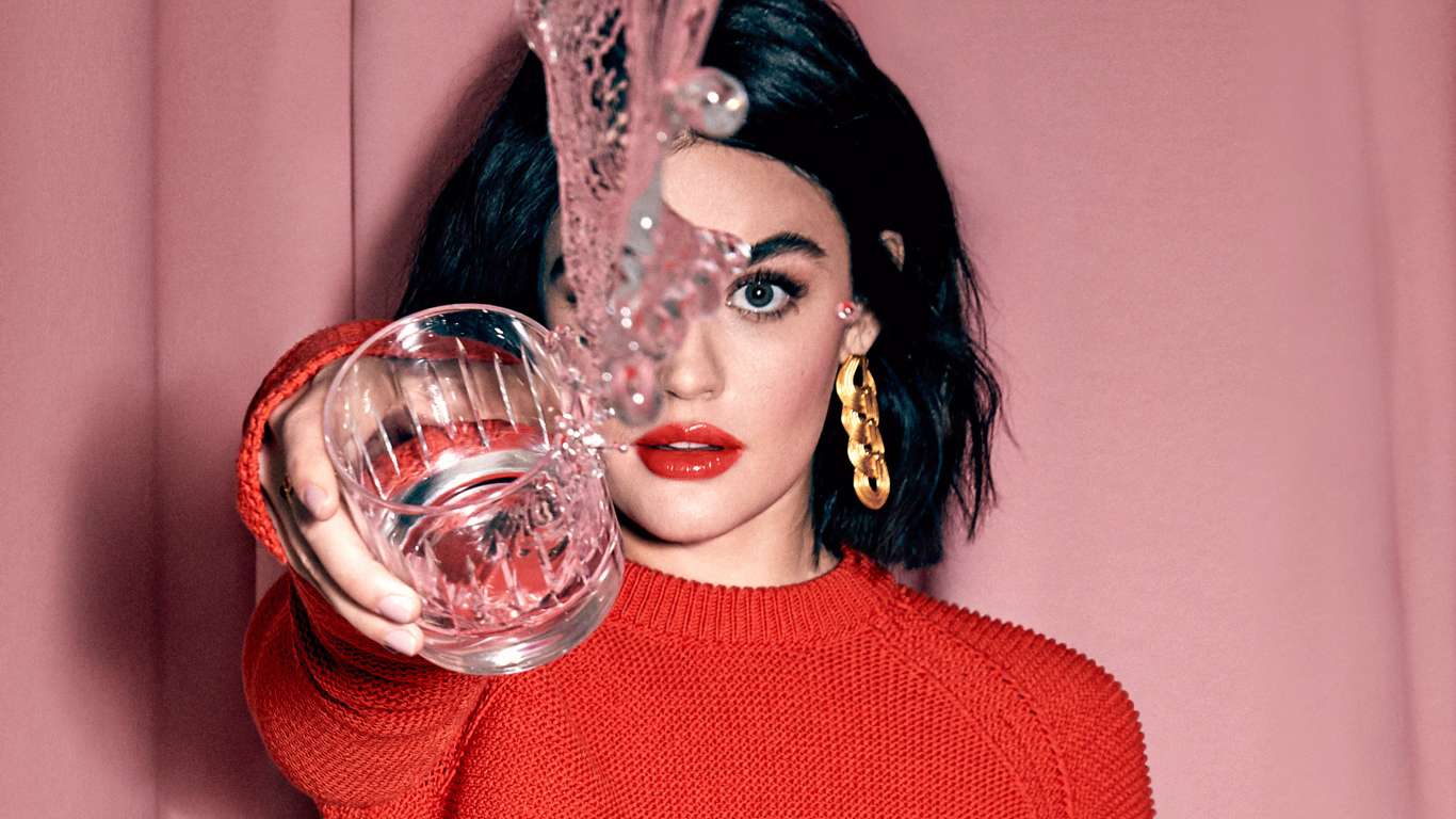 Американская актриса Люси Хейл со стаканом воды