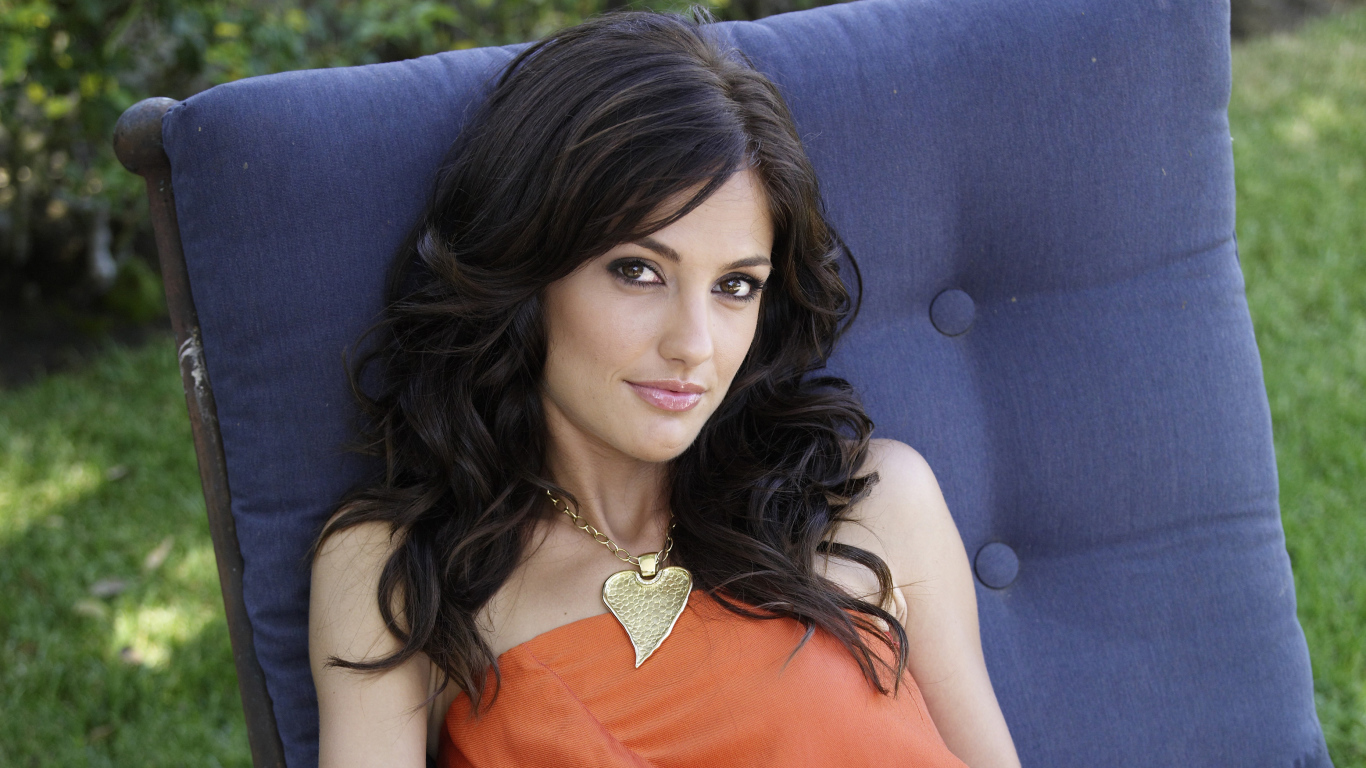 Американская актриса Минка Келли с украшением на шее