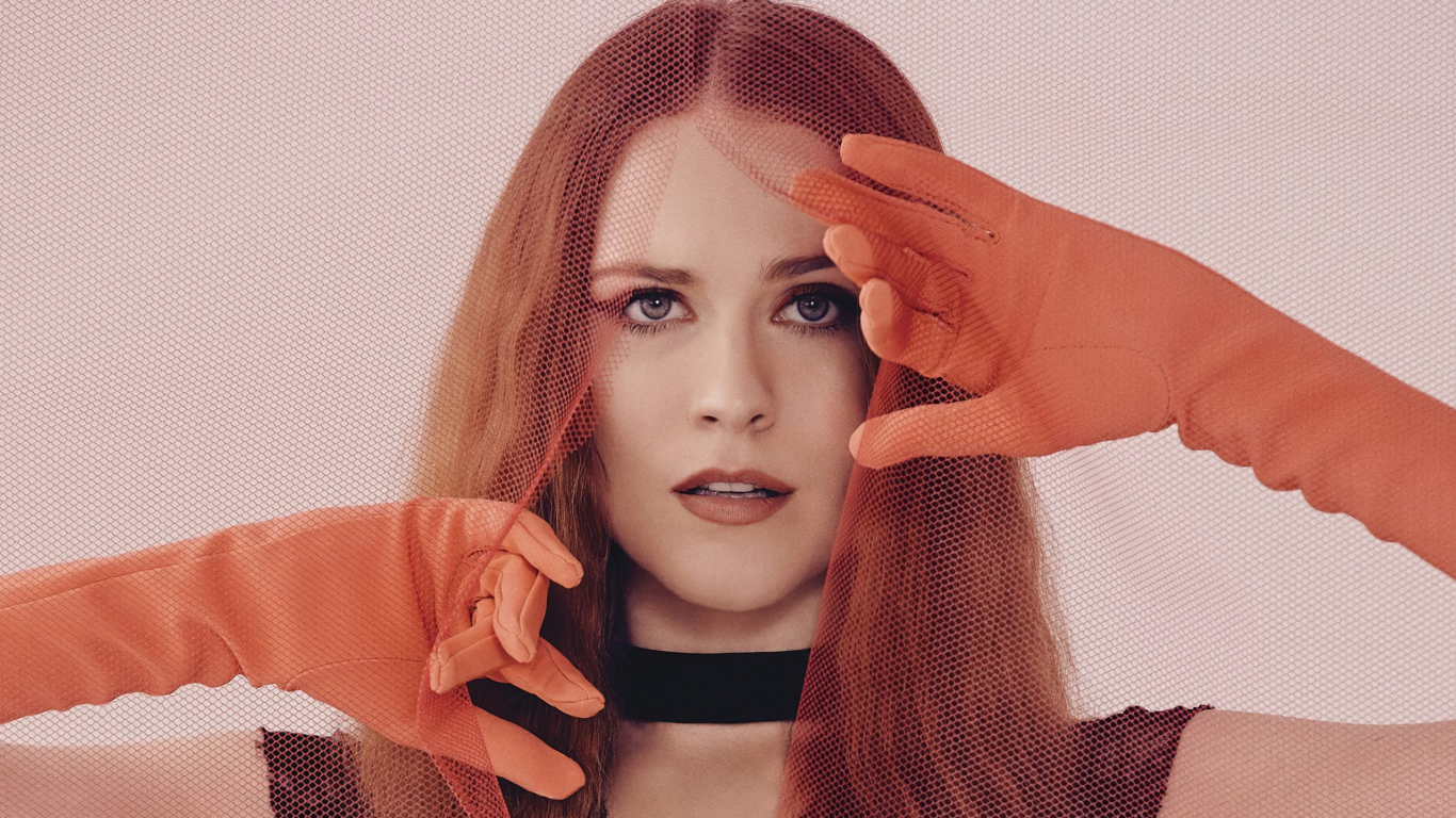 Американская актриса Рэйчел Броснахэн с рыжими волосами